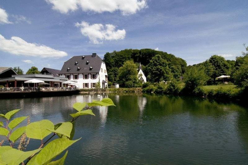 Malteser Komturei Hotel / Restaurant Бергиш Гладбах Екстериор снимка