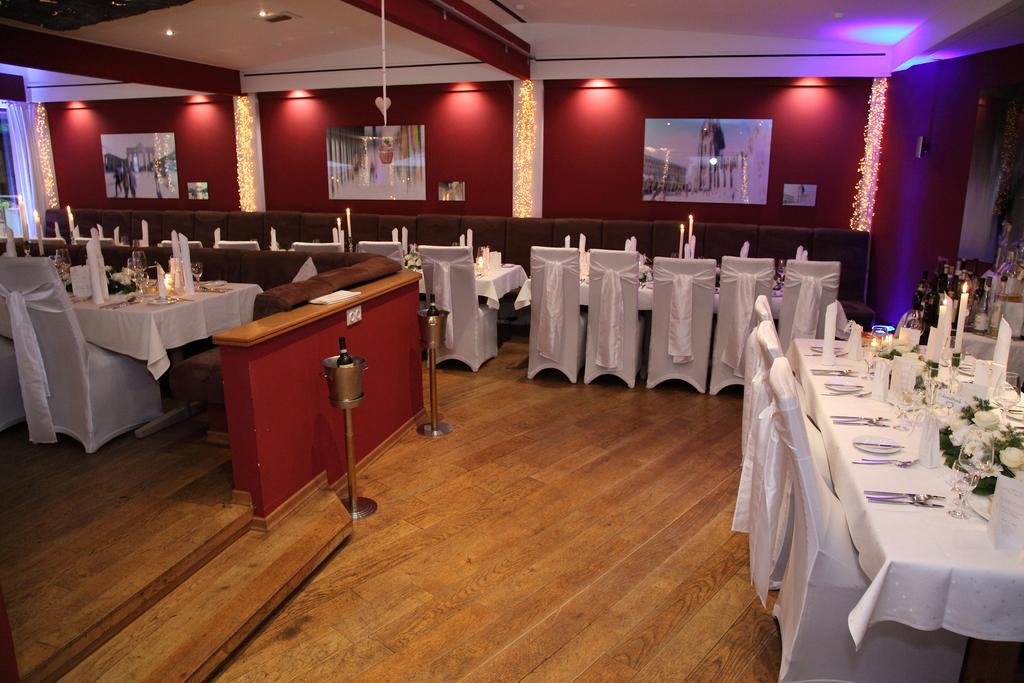 Malteser Komturei Hotel / Restaurant Бергиш Гладбах Екстериор снимка