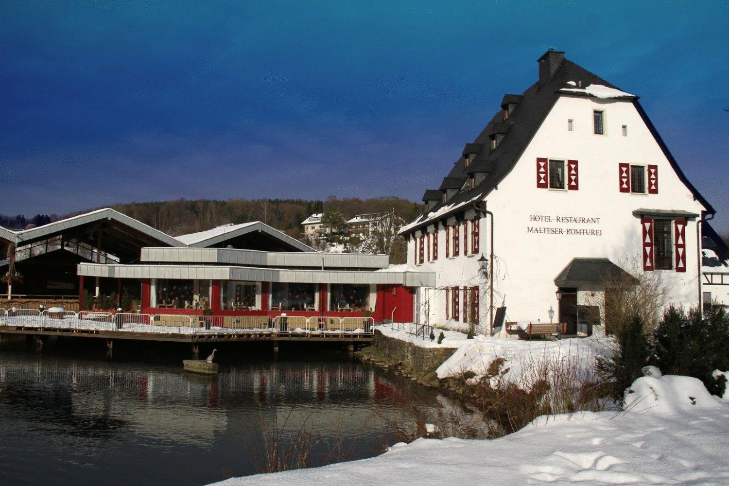 Malteser Komturei Hotel / Restaurant Бергиш Гладбах Екстериор снимка