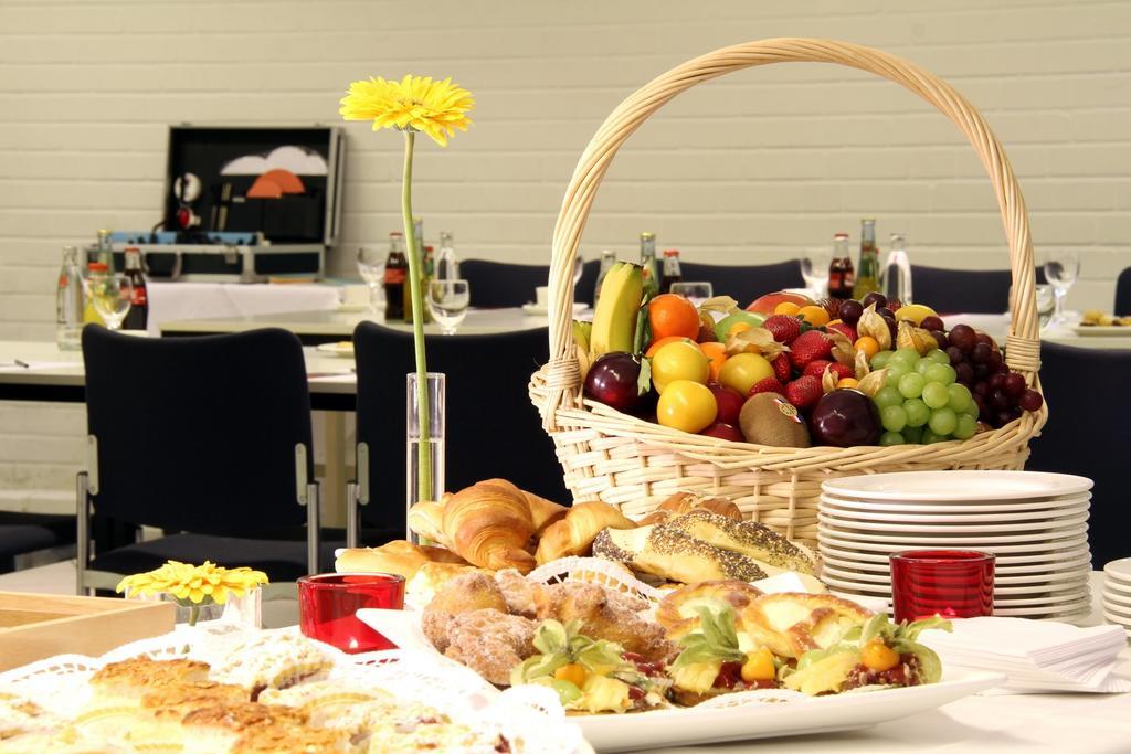 Malteser Komturei Hotel / Restaurant Бергиш Гладбах Екстериор снимка