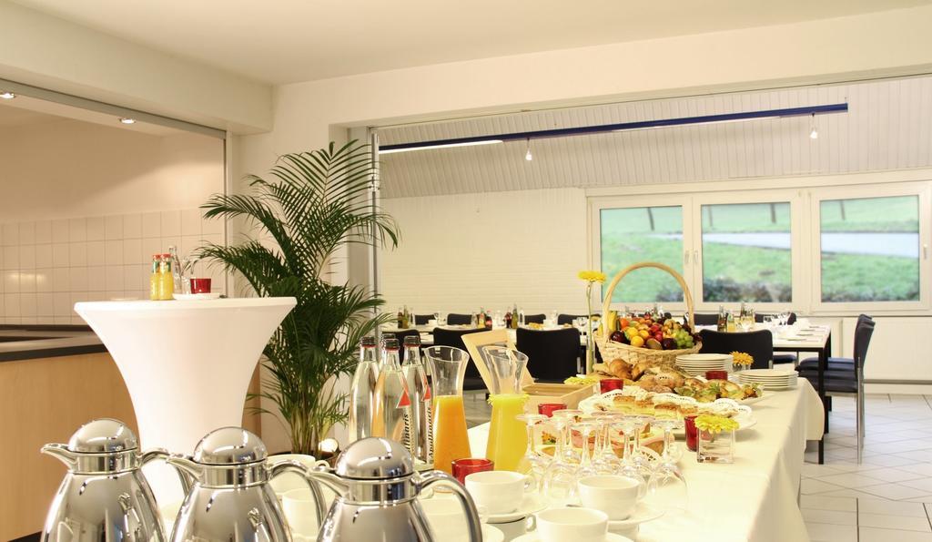 Malteser Komturei Hotel / Restaurant Бергиш Гладбах Екстериор снимка